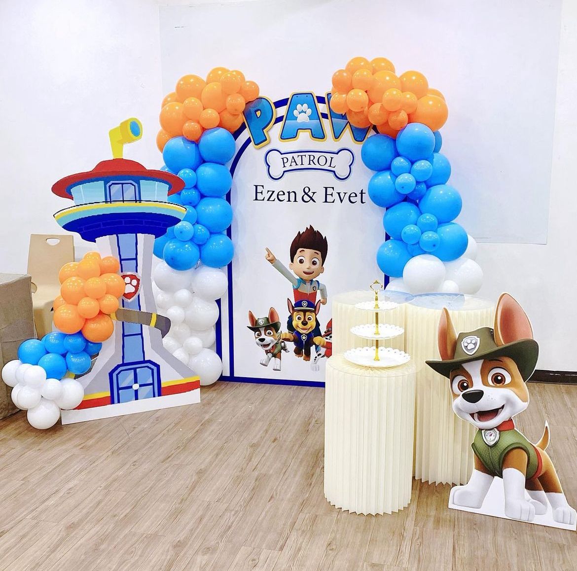 1 Board Customised Arch Set-up with Balloon Garland