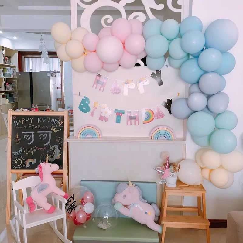 Balloon garland set up