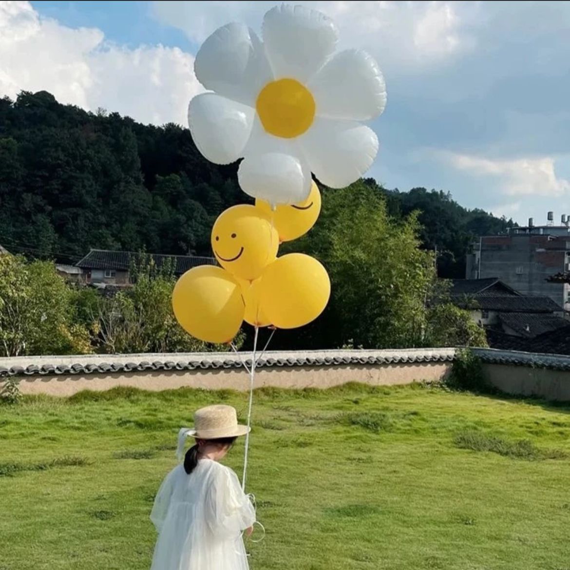 Daisy foil balloons